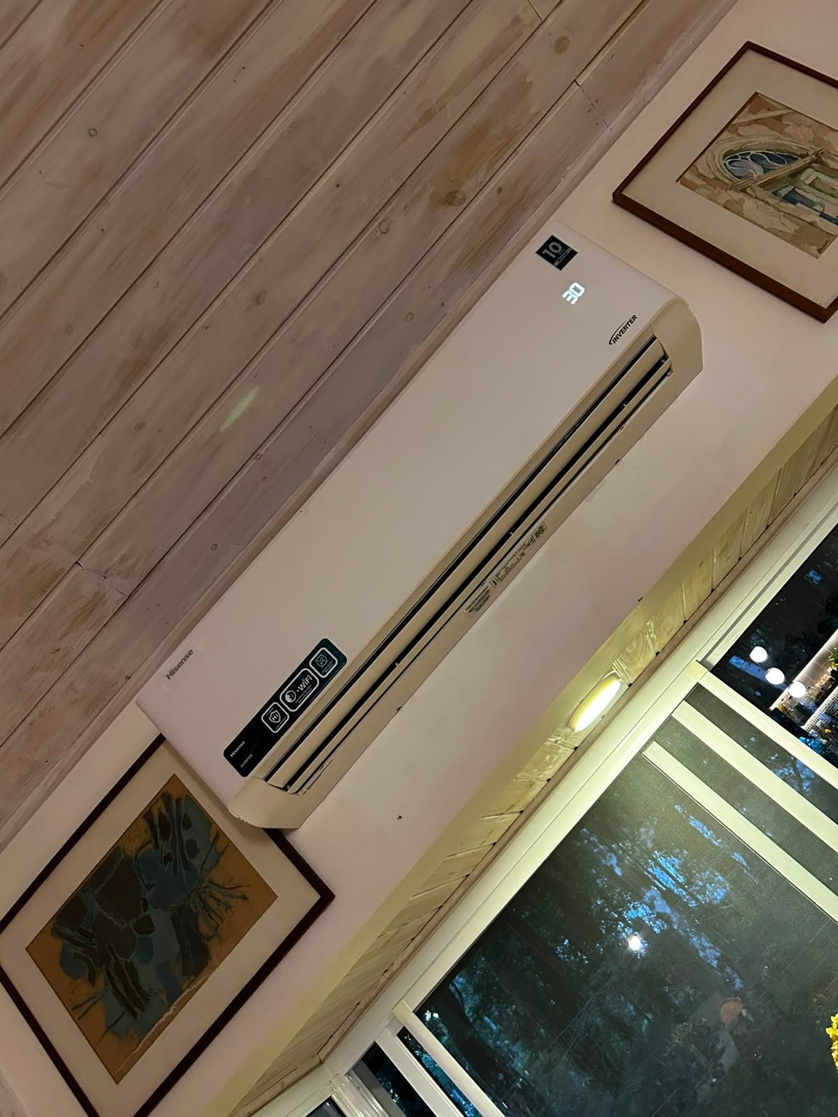 Instalação Hisense com molduras na parede